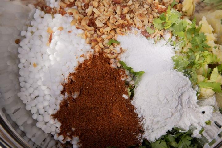 Add the ingredients to a mixing bowl.